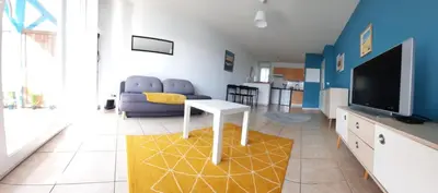 Télévision ou salle de divertissement dans l'établissement T2 4 couchage à 2 pas du bassin
