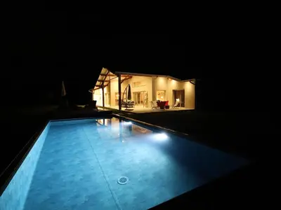 Piscine de l'établissement Villa climatisée pour 10 pers. à Soustons avec piscine chauffée - FR-1-379-169 ou située à proximité