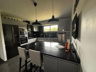 Cuisine ou kitchenette dans l'établissement Superbe villa 6 personnes proche océan et lac