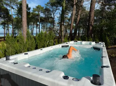 Clients de l'établissement Maison du Lac avec Lagon, Spa de Nage, Jacuzzi
