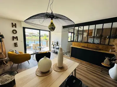 Coin salon dans l'établissement Maison Ostréa terrasse sur l'eau