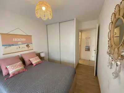 Un ou plusieurs lits dans un hébergement de l'établissement Appartement de charme T3 avec petit jardin et parking