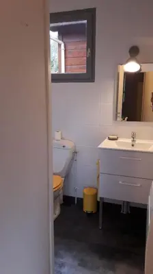 Salle de bains dans l'établissement Agréable chalet à Gujan-Mestras