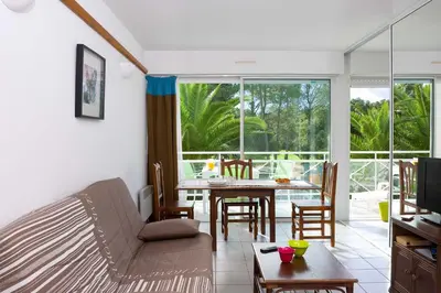 Télévision ou salle de divertissement dans l'établissement Madame Vacances Les Appartements de Moliets