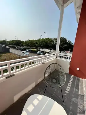 Balcon ou terrasse dans l'établissement Spacieux appartement neuf au cœur de Bisca plage