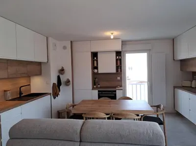 Cuisine ou kitchenette dans l'établissement Appartement cosy 2 chambres - 300m de la plage