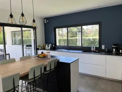 Cuisine ou kitchenette dans l'établissement Villa OASIS Climatisée avec Piscine chauffée à Hossegor