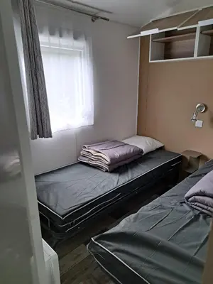 Un ou plusieurs lits dans un hébergement de l'établissement Camping du Domaine de la Forge