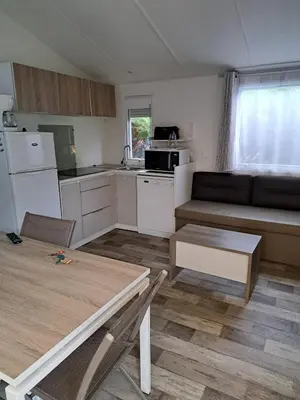 Cuisine ou kitchenette dans l'établissement Camping du Domaine de la Forge