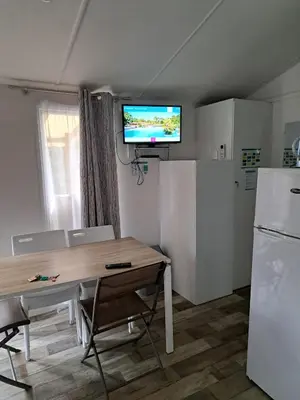 Cuisine ou kitchenette dans l'établissement Camping du Domaine de la Forge
