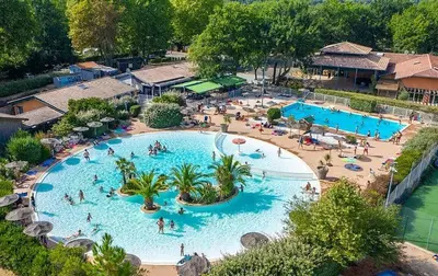 Piscine de l'établissement Camping du Domaine de la Forge ou située à proximité