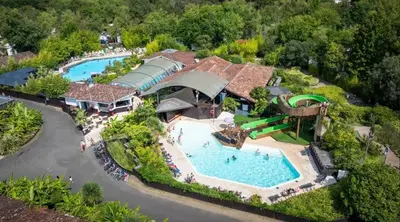 Piscine de l'établissement ZEcamping 5 étoiles parc aquatique pet friendly ou située à proximité
