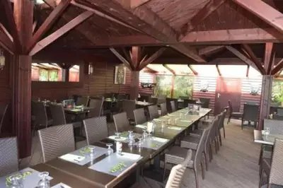 Restaurant ou autre lieu de restauration dans l'établissement ZEcamping 5 étoiles parc aquatique pet friendly