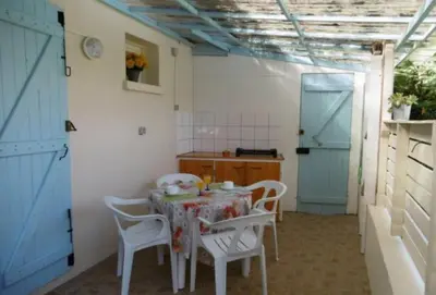 Cuisine ou kitchenette dans l'établissement Appartement charmant à Cassen avec parking inclus – 35 m²