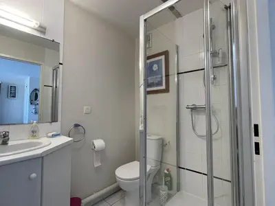 Salle de bains dans l'établissement Appartement T2 avec terrasse vue océan, box privé - FR-1-379-170