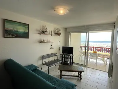 Coin salon dans l'établissement Appartement T2 avec terrasse vue océan, box privé - FR-1-379-170
