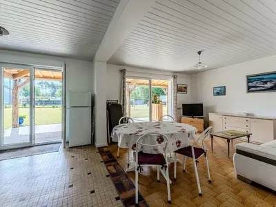 Télévision ou salle de divertissement dans l'établissement Maison mitoyenne 4 pers., animaux acceptés, terrasse à Sanguinet - FR-1-521-239