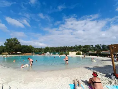 Piscine de l'établissement Chalet en Parc résidentiel pour 4 personnes à proximité de la plage ou située à proximité