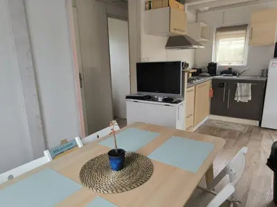Cuisine ou kitchenette dans l'établissement Chalet en Parc résidentiel pour 4 personnes à proximité de la plage