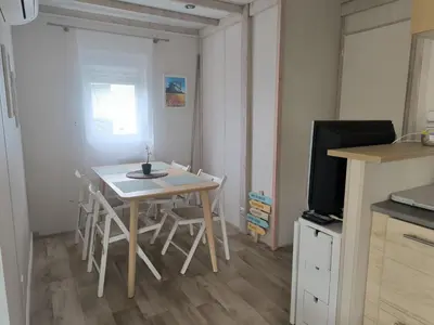 Cuisine ou kitchenette dans l'établissement Chalet en Parc résidentiel pour 4 personnes à proximité de la plage