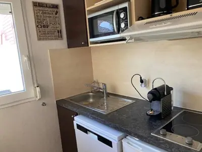 Cuisine ou kitchenette dans l'établissement Jolie maisonnette dans village vacances Soustons plage