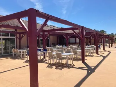 Restaurant ou autre lieu de restauration dans l'établissement Jolie maisonnette dans village vacances Soustons plage