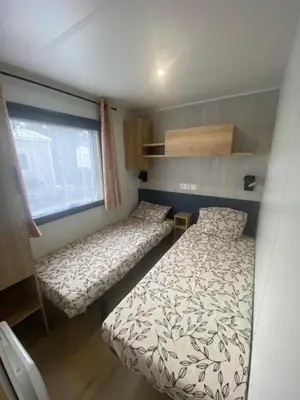Un ou plusieurs lits dans un hébergement de l'établissement Mobil-home Moderne 3 chambres- Camping La Réserve