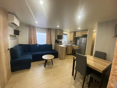 Cuisine ou kitchenette dans l'établissement Mobil-home Moderne 3 chambres- Camping La Réserve