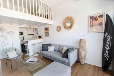Coin salon dans l'établissement Le Landifornia - Design cosy & horizon bleu avec vue océan