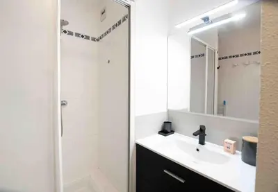 Salle de bains dans l'établissement Le Landifornia - Design cosy & horizon bleu avec vue océan