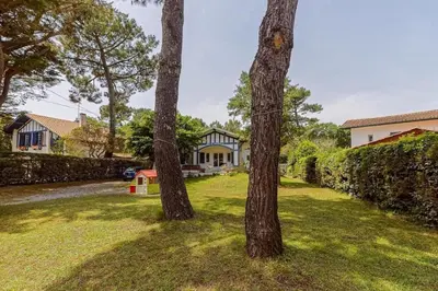 Jardin de l'établissement LYS DE NOJALS - Superbe villa familiale entre lac et mer avec jardin