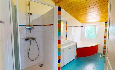 Salle de bains dans l'établissement LYS DE NOJALS - Superbe villa familiale entre lac et mer avec jardin
