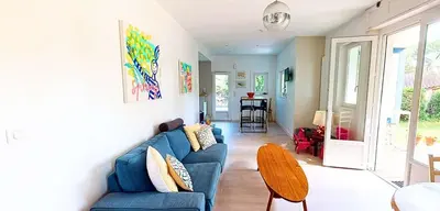 Coin salon dans l'établissement LYS DE NOJALS - Superbe villa familiale entre lac et mer avec jardin