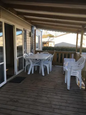 Balcon ou terrasse dans l'établissement MOBIL HOME 2 CHAMBRES CLIMATISE