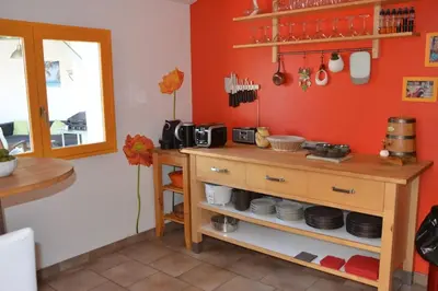 Cuisine ou kitchenette dans l'établissement Villa avec piscine à proximité des plages et de la forêt