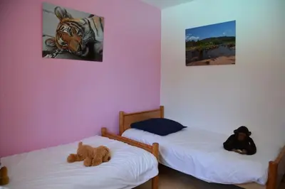 Un ou plusieurs lits dans un hébergement de l'établissement Villa avec piscine à proximité des plages et de la forêt