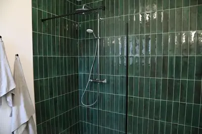Salle de bains dans l'établissement Pinéa Lodge - Chalet Authentique en Pin des Landes