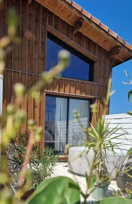 Jardin de l'établissement Pinéa Lodge - Chalet Authentique en Pin des Landes