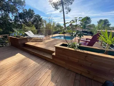 Jardin de l'établissement Villa OHANA pour 8 personnes avec piscine et cuisine d'été. Wifi gratuit