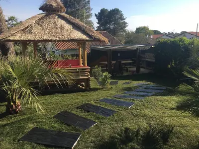 Jardin de l'établissement Villa OHANA pour 8 personnes avec piscine et cuisine d'été. Wifi gratuit