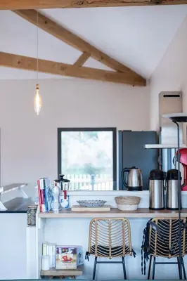 Cuisine ou kitchenette dans l'établissement Maison Dharma à 5km de la plage avec Sauna