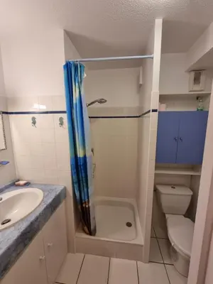 Salle de bains dans l'établissement Plage océan