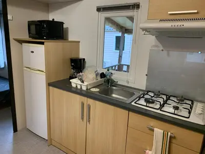 Cuisine ou kitchenette dans l'établissement Mobil-Home -10 minutes Océan