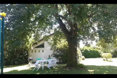 Jardin de l'établissement Gîte avec jardin tout confort à Luglon, proche Ecomusée de Marqueze, Landes