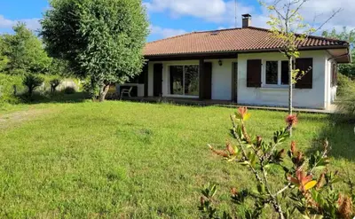 Jardin de l'établissement La Cabane Farwest Plein pied vue PIN proche LAC