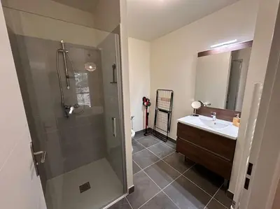 Salle de bains dans l'établissement A 600m de la plage - Le Cosy -