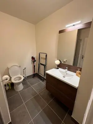 Salle de bains dans l'établissement A 600m de la plage - Le Cosy -