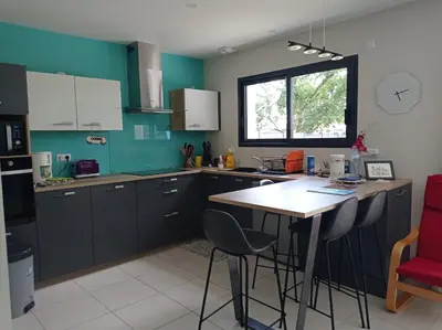 Cuisine ou kitchenette dans l'établissement Maison cosy à côté de Biscarrosse
