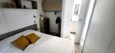 Un ou plusieurs lits dans un hébergement de l'établissement Mobil-home cosy climatisé 5 pers - Terrasse couverte - Plage des Casernes à 800m