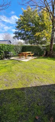 Jardin de l'établissement Mobil home 693 à la réserve 8 personnes avec terrasse couverte